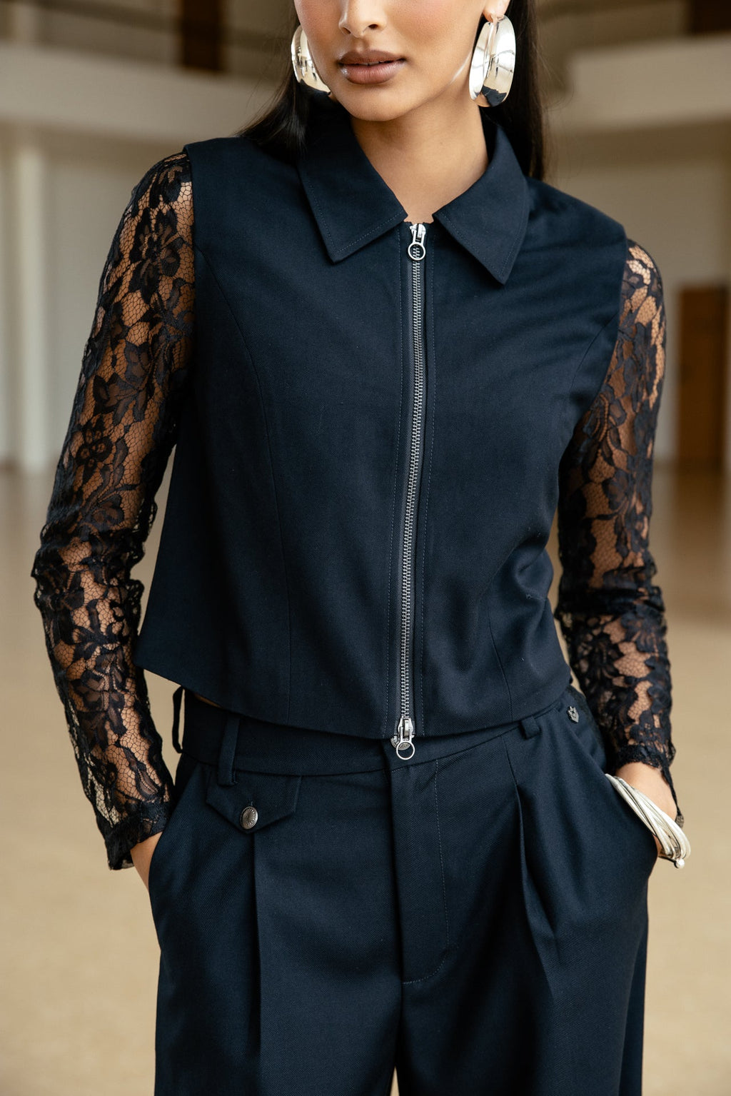 Chaqueta Marla Azul Zafiro con Mangas de Encaje