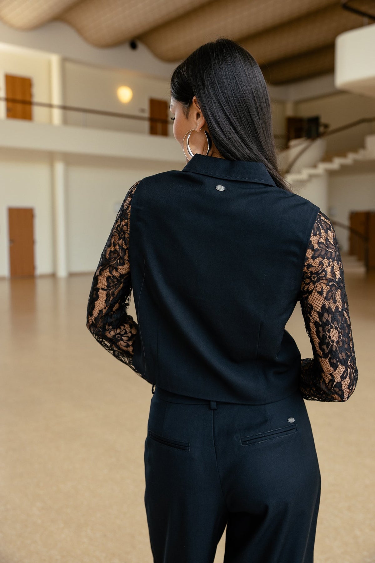 Chaqueta Marla Azul Zafiro con Mangas de Encaje