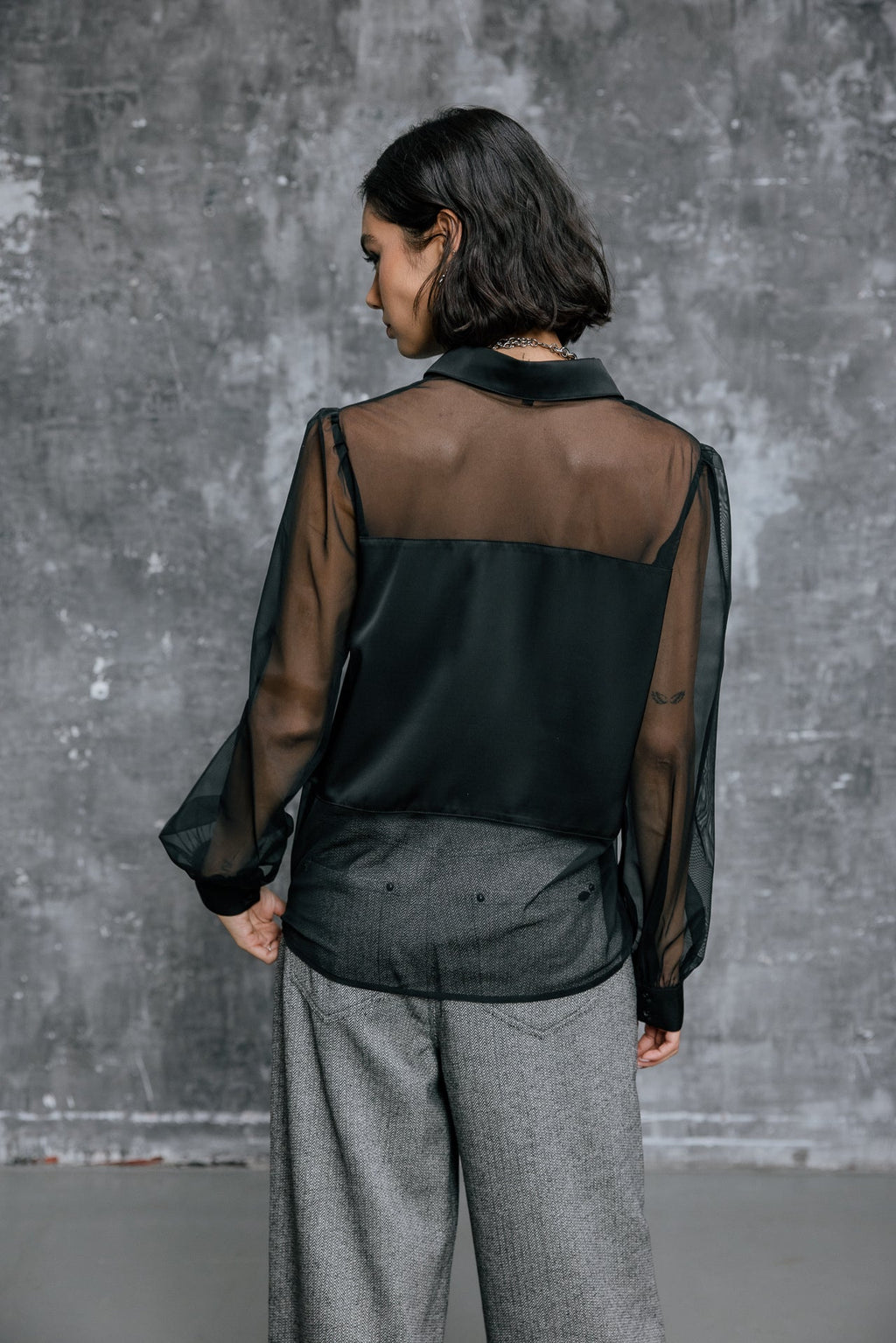 Blusa Cyrna Negra de Satén