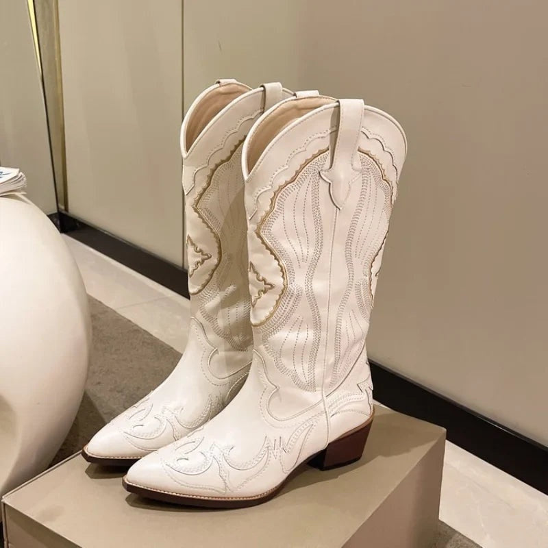 Triana | Botas Cowboy Bordadas de Caña Alta con Tacón Cuadrado